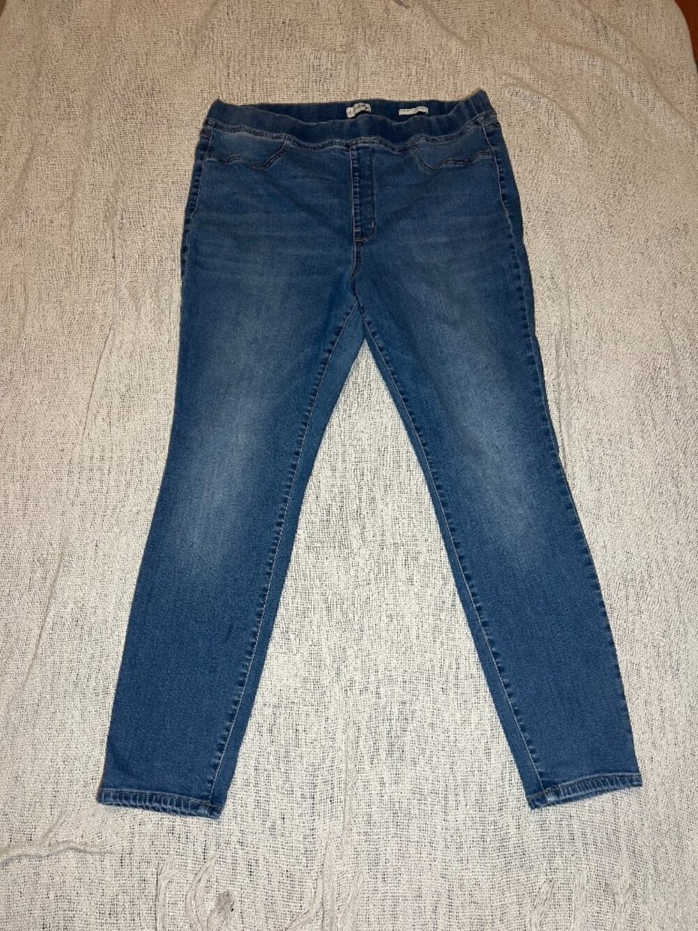 Wonderly Women’s 18R Pull-On Super Skinny Jeans – Medium Blue Wash